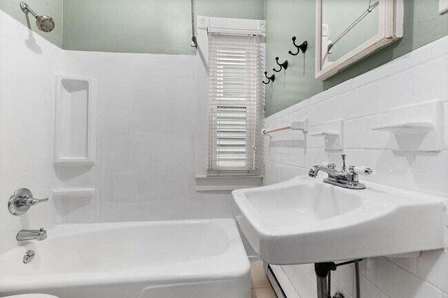 Building Photo - 84 Willow St