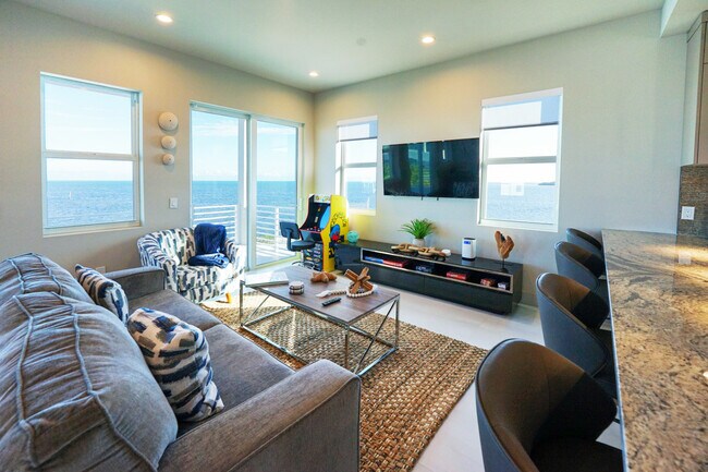 Building Photo - 99 Seaside Ave