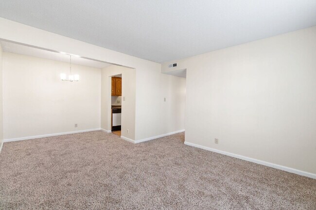 Building Photo - Spacious 2BR with Walk-In Closet, Washer/Dryer & Open Living Area