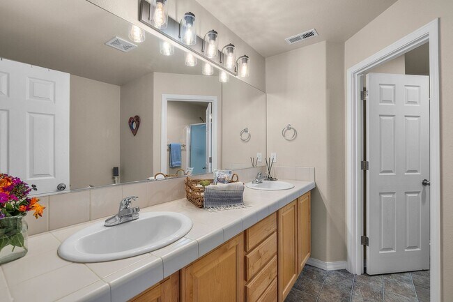 Building Photo - Stunning furnished home located in the des...