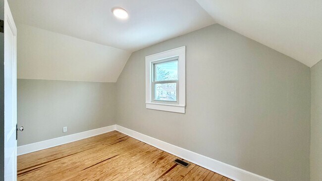 Building Photo - Spacious Updated 5BR Home with Flexible Living Options