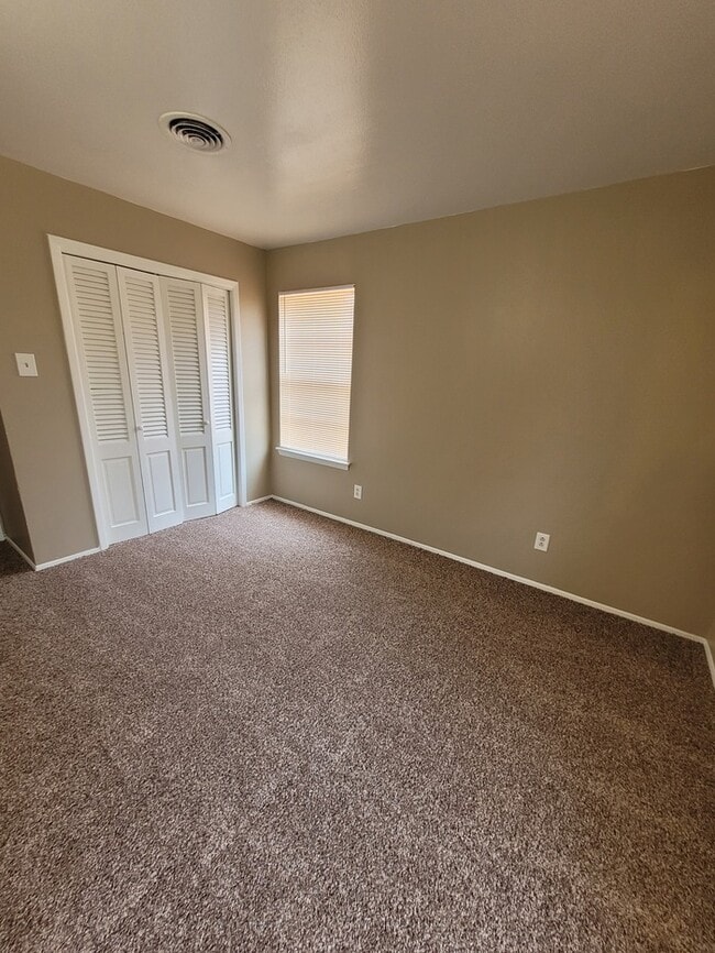 Building Photo - 4 bed 1.5 bath move in ready