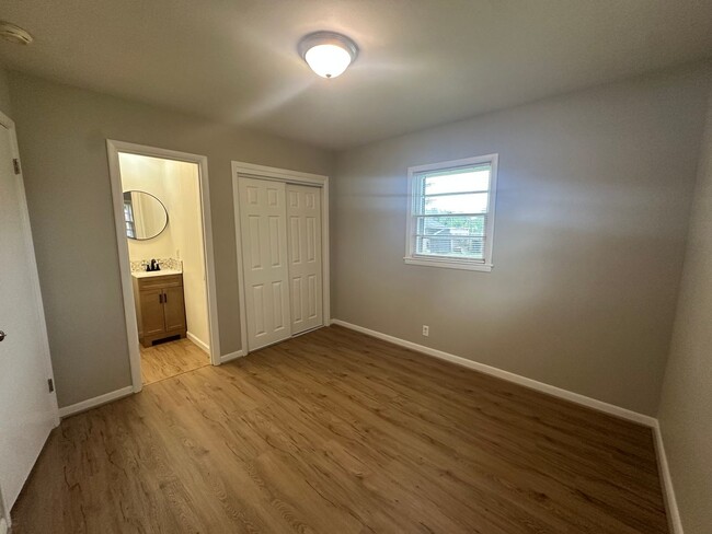 Building Photo - Charming Home in Saks
