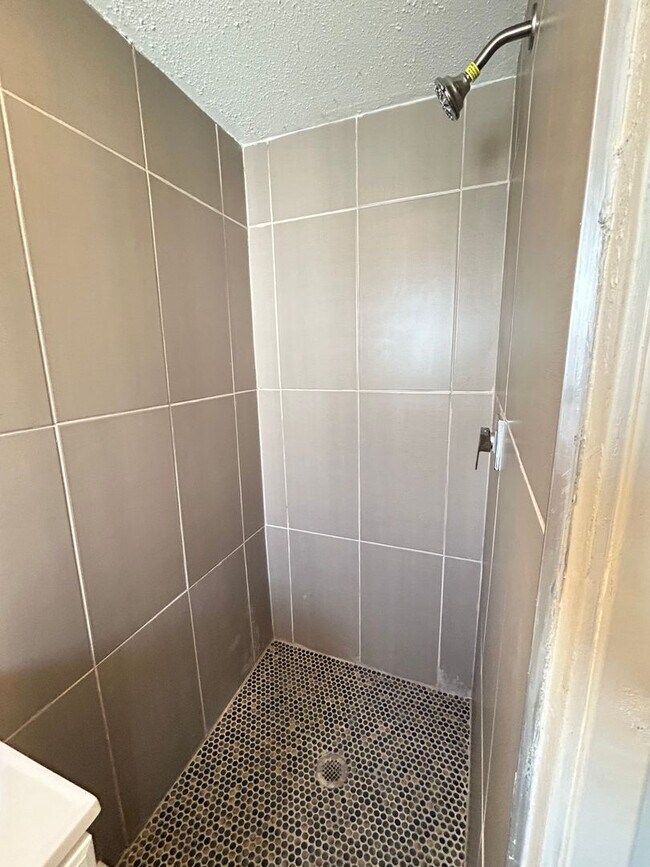 Building Photo - Updated 1 Bed 1 Bath Unit in Super Convenient Location!