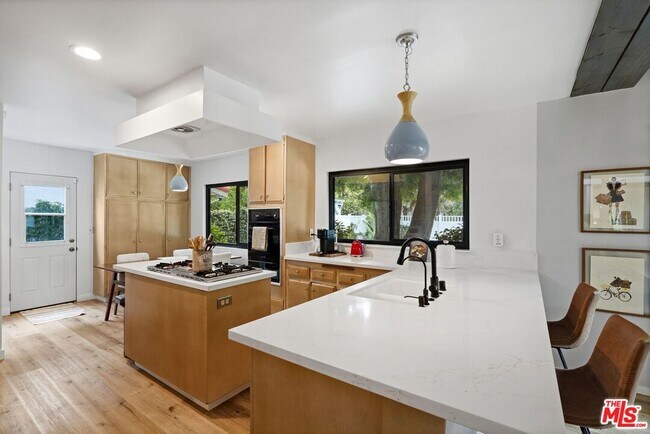 Building Photo - 6558 Lasaine Ave