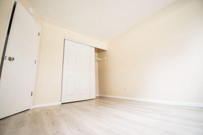 Building Photo - Newly Updated 2 BR Townhouse Apartment in ...