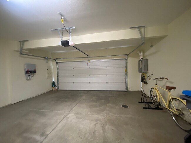 Building Photo - ALMOST NEW, SUPER CLEAN 2 BED, 2.5 BATHS, WOOD FLOORS, STAINLESS STEEL APPLIANCES, CLUBHOUSE WITH...