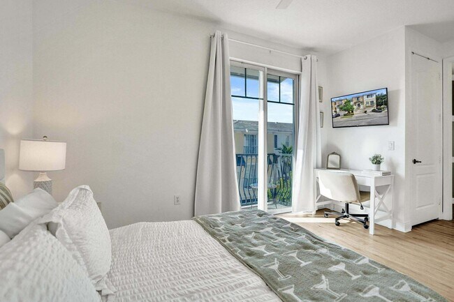 Building Photo - 642 NW 38th Cir