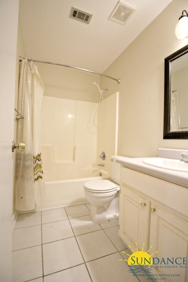 Building Photo - Great 2 Bedroom Home in Fort Walton!