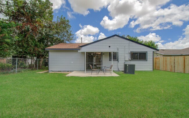Building Photo - 11018 Long Gate Dr