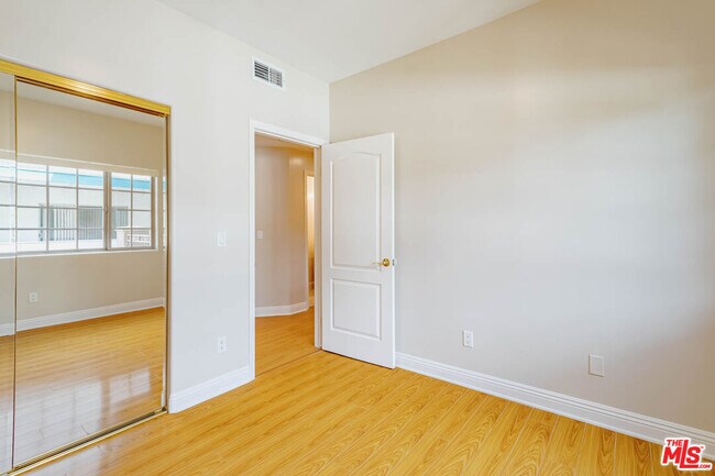 Building Photo - 421 E Santa Anita Ave