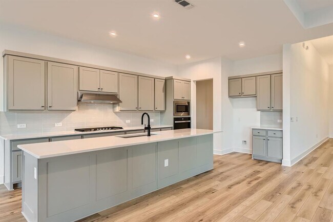 Building Photo - 300 Alava Wy