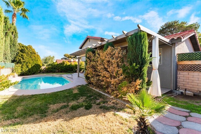 Building Photo - 8704 Isola Dr