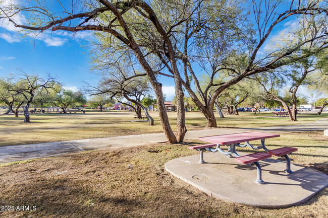 Building Photo - 609 E Mesquite Cir