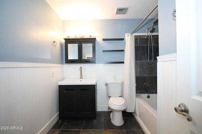 Building Photo - 1924 E Fremont Dr