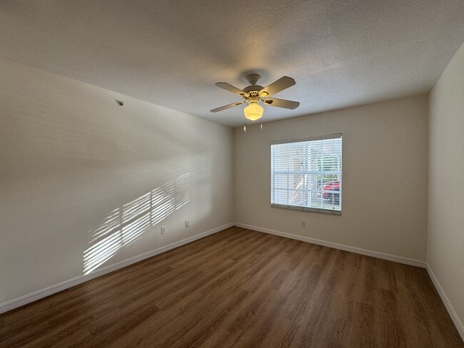 Building Photo - 815 Montrose Dr