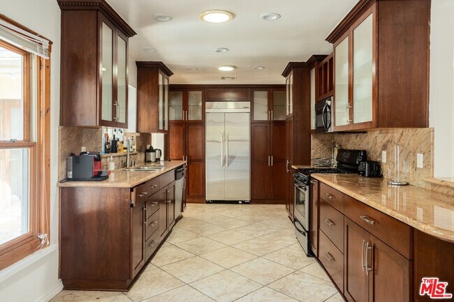 Building Photo - 19439 Oxnard St