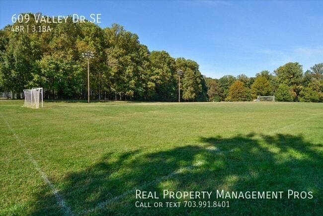 Building Photo - 609 Valley Dr SE