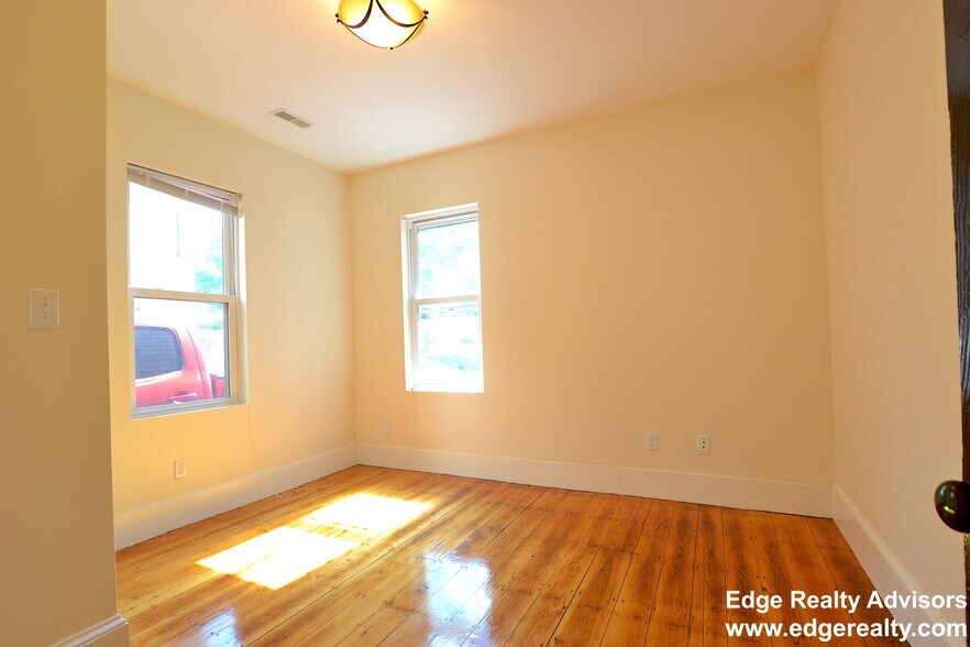 Building Photo - 5 Smythe St