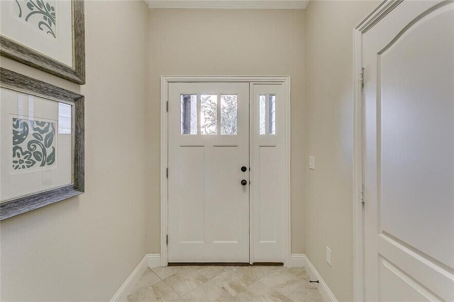 entrance - 580 Hampshire Dr