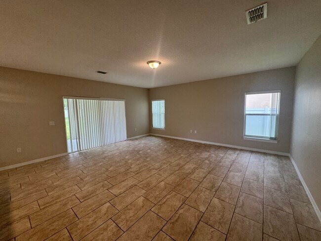 Building Photo - 527 Bristol Cir