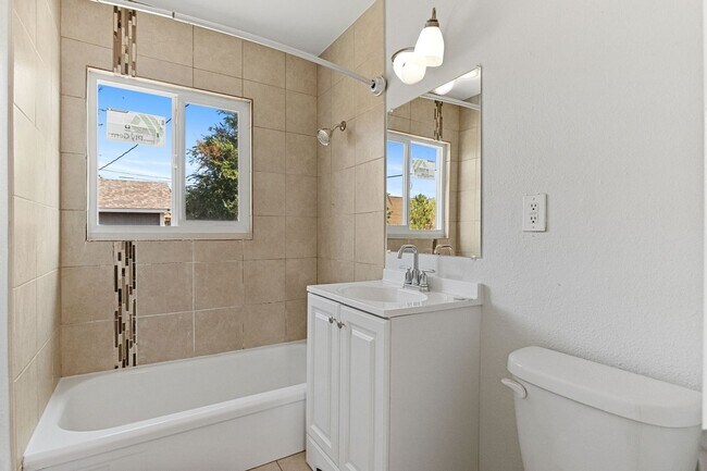 Building Photo - Newly Renovated 2 bed/1 bath home!!