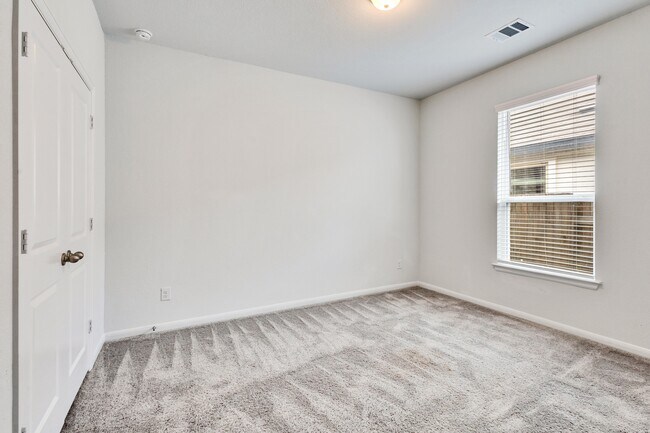 Building Photo - 211 Short Leaf Dr