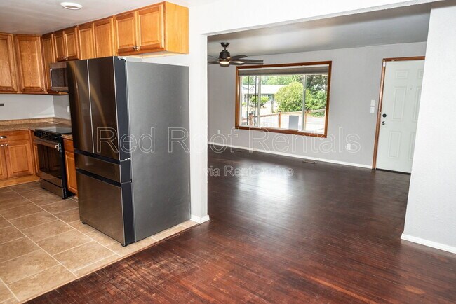Building Photo - 502-138 138 St E
