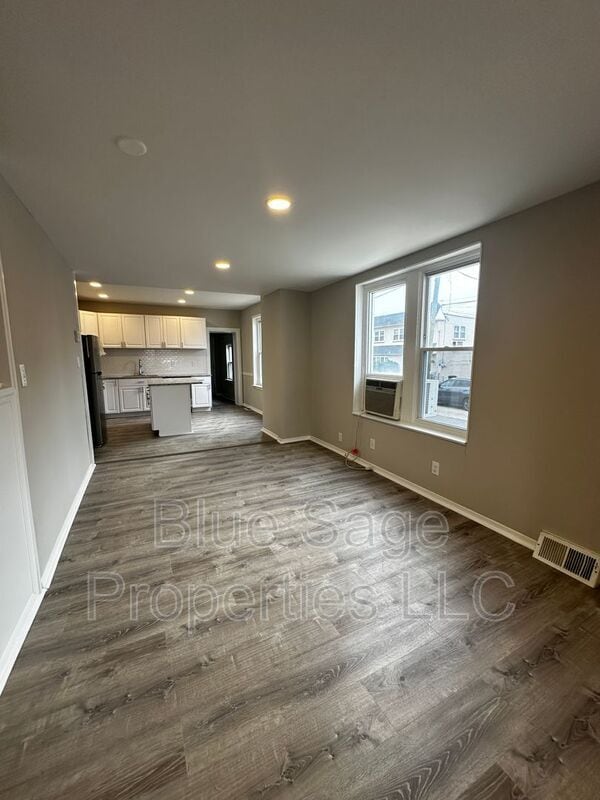 Building Photo - 1301 E 9th St