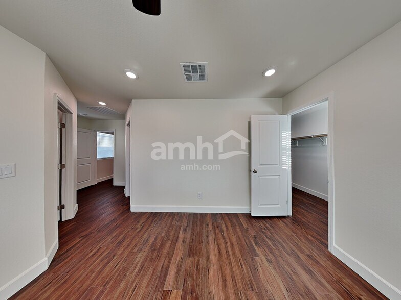 Building Photo - 836 Longwood Gdns St