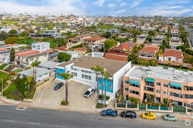 Building Photo - The Villager in Bay Park, Freshly Renovate...