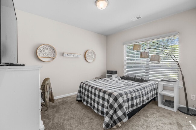 Building Photo - 1518 Valley Brook Dr SW