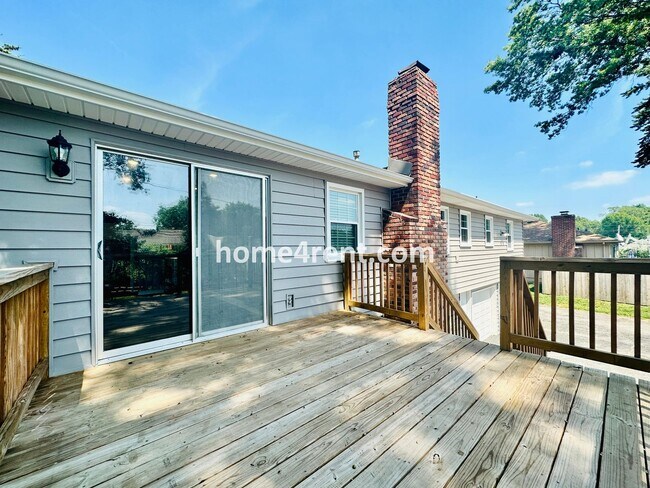 Building Photo - Cozy Ranch Home in Shawnee w/ Plenty of Natural Light, Wood Floors Throughout and an Updated Kitc...