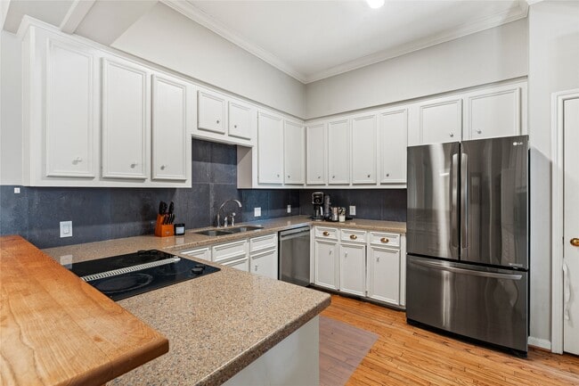 Building Photo - 6732 Vanderbilt St