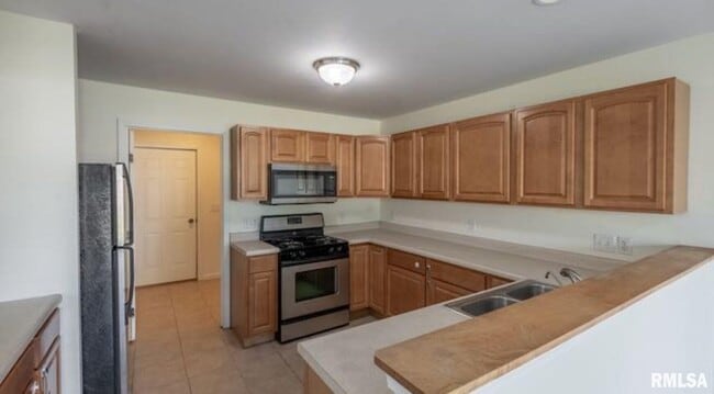 Building Photo - 1611 W Geneva Rd