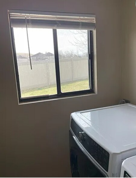 Building Photo - 388 E Valley Cir
