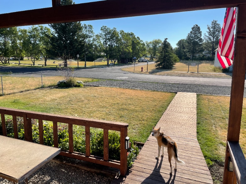 Building Photo - 207 Miles Ave