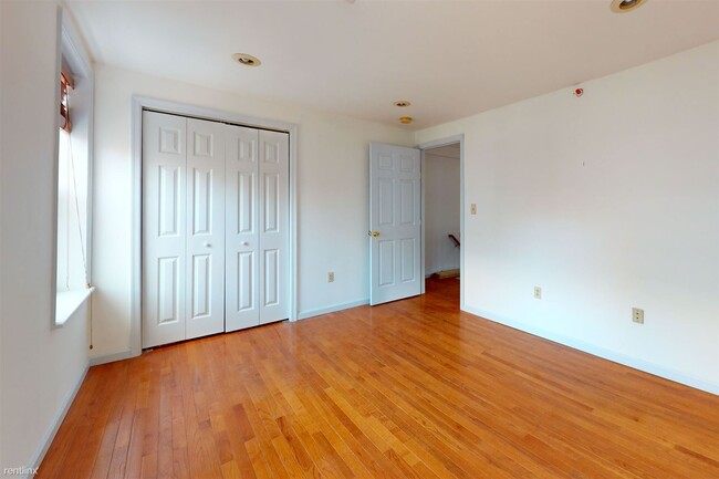 Building Photo - 1 br, 1 bath Triplex - 2122 RACE ST Unit C