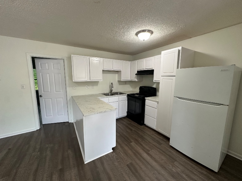 Building Photo - 1954 Lakeview Rd