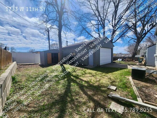 Building Photo - 1733 W 11th St