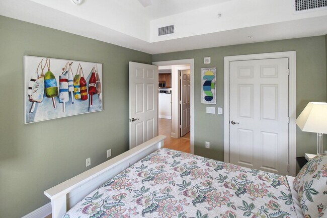 Building Photo - 800 N Tamiami Trl