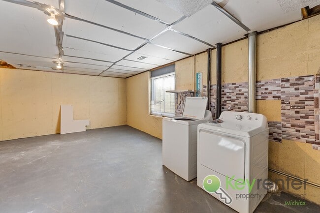 Building Photo - Stunning 3 Bed 2.5 Bath close to highways and shopping!