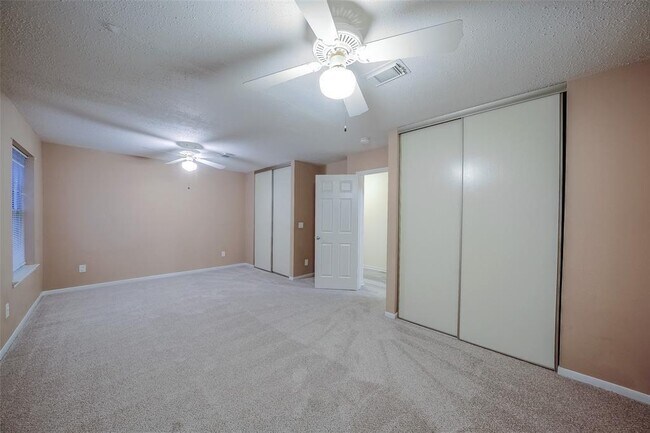 Building Photo - 143 W Village Knoll Cir