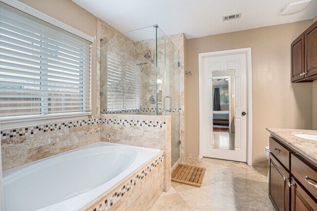 Building Photo - 618 Bay Oaks Dr