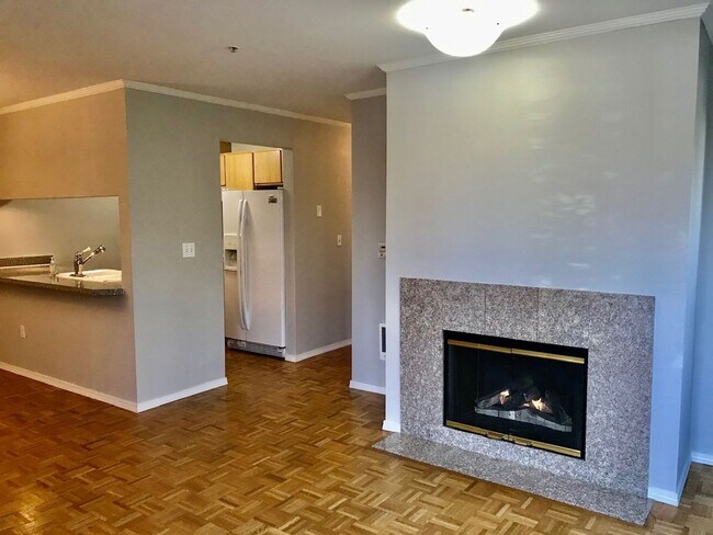 Building Photo - Two Bedroom/Two bath Capitol Hill Condo - ...