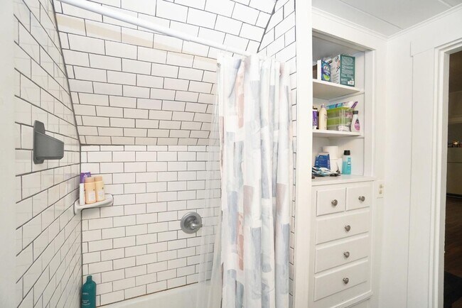 Building Photo - 5 Bed/ 2 Bath on Fairview mins. from UC Campus Only $575/pp ($2,875/mo) + Free Wifi! AND a $250 s...