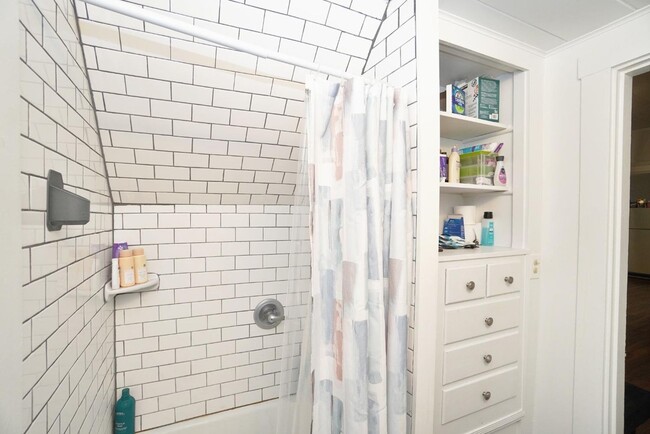 Building Photo - Awesome 4 Bed/ 2 Full Bath on Fairview Min...