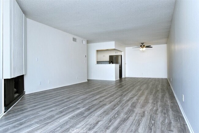 Building Photo - 12830 Burbank Blvd