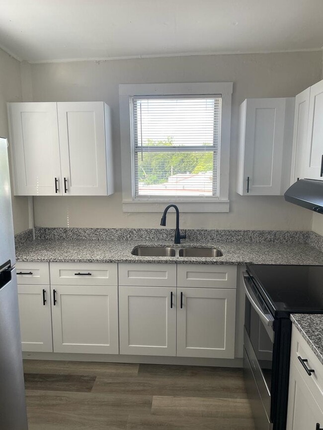 Building Photo - 1411 E Main St