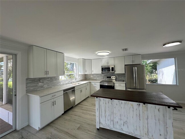 Building Photo - 812 Bayview Dr